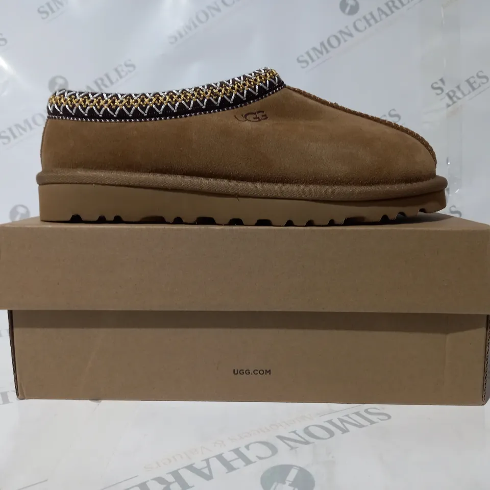 BOXED PAIR OF UGG FAUX FUR LINED SLIP-ON SHOES IN TAN UK SIZE 7