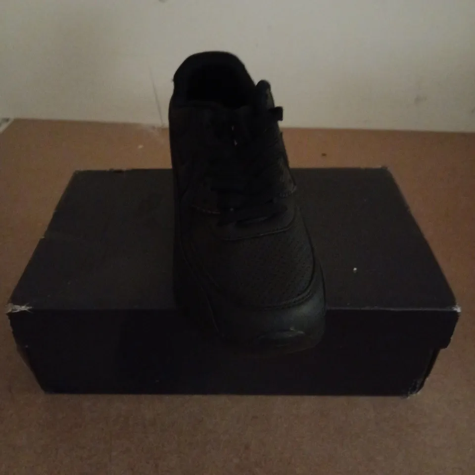 BOXED PAIR OF NIKE AIR MAX TRAINERS IN BLACK - UK 5