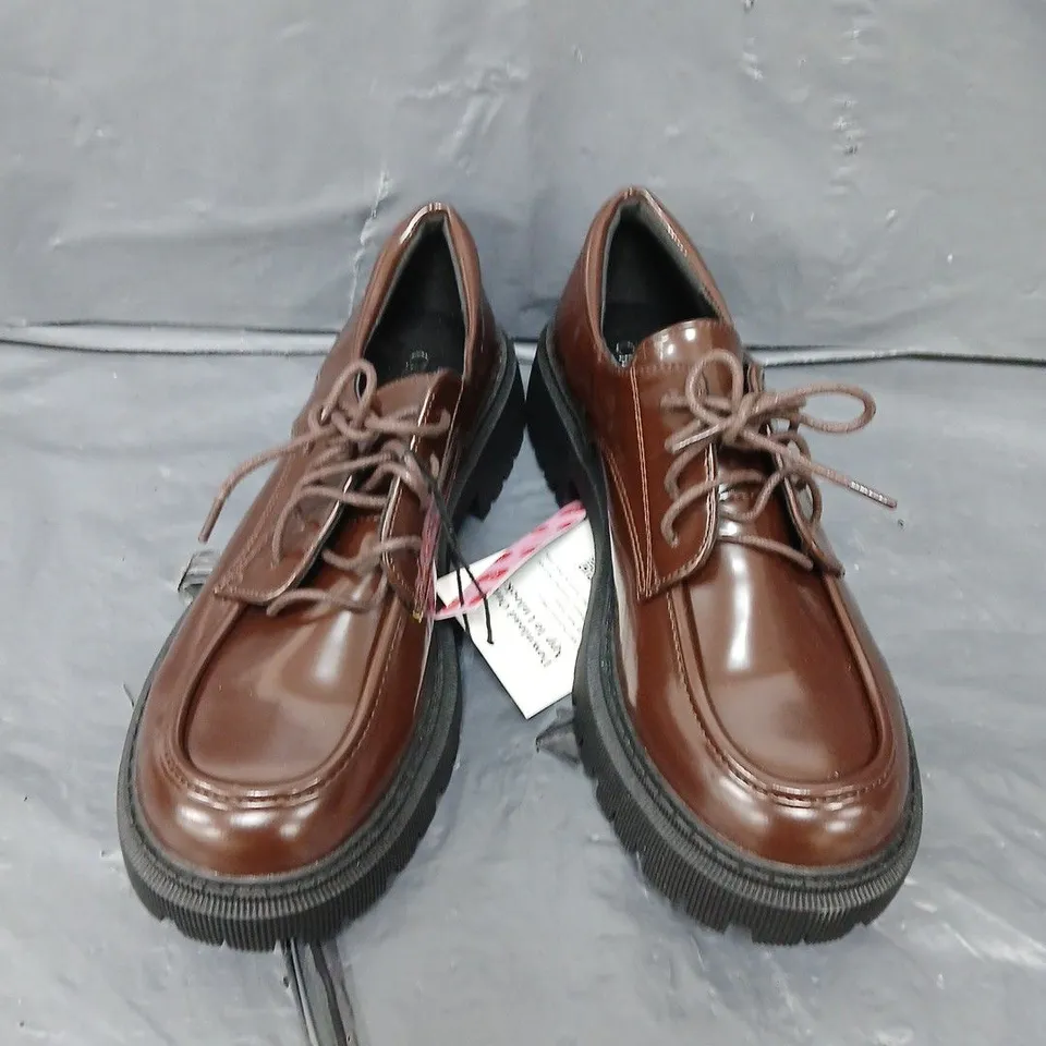 PAIR OF CIDER LACE UP SHOES IN BROWN - 8.5