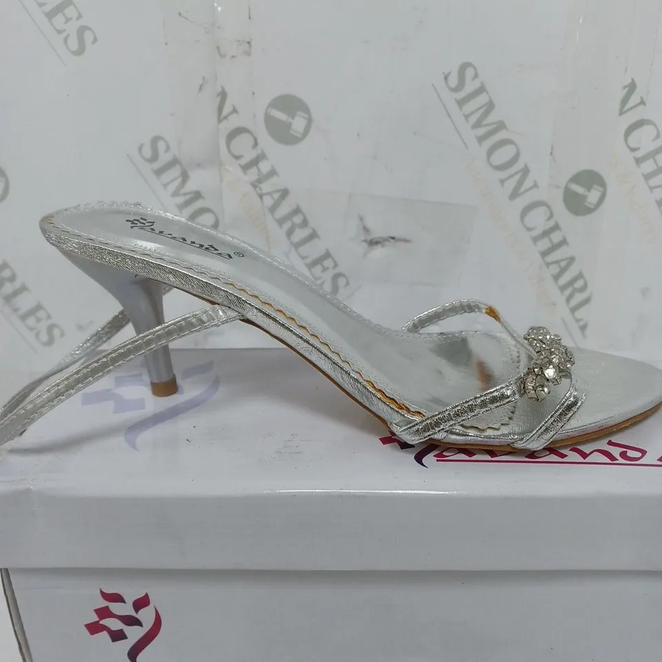 BOX OF APPROXIMATELY 30 PAIRS OF SHOES TO INCLUDE GOLD HEELS, BLACK LOW SHOES, SILVER HEELS ETC