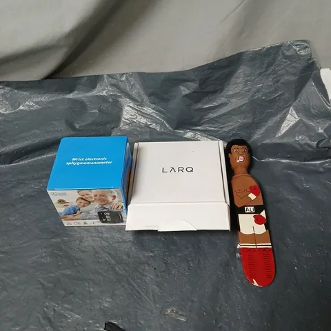 APPROXIMATLEY 15 ASSORTED ITEMS TO INCLUDE MUHAMMED ALI DOOR WEDGE, SPHYGMOMANOMETER, LARQ FILTER ETC