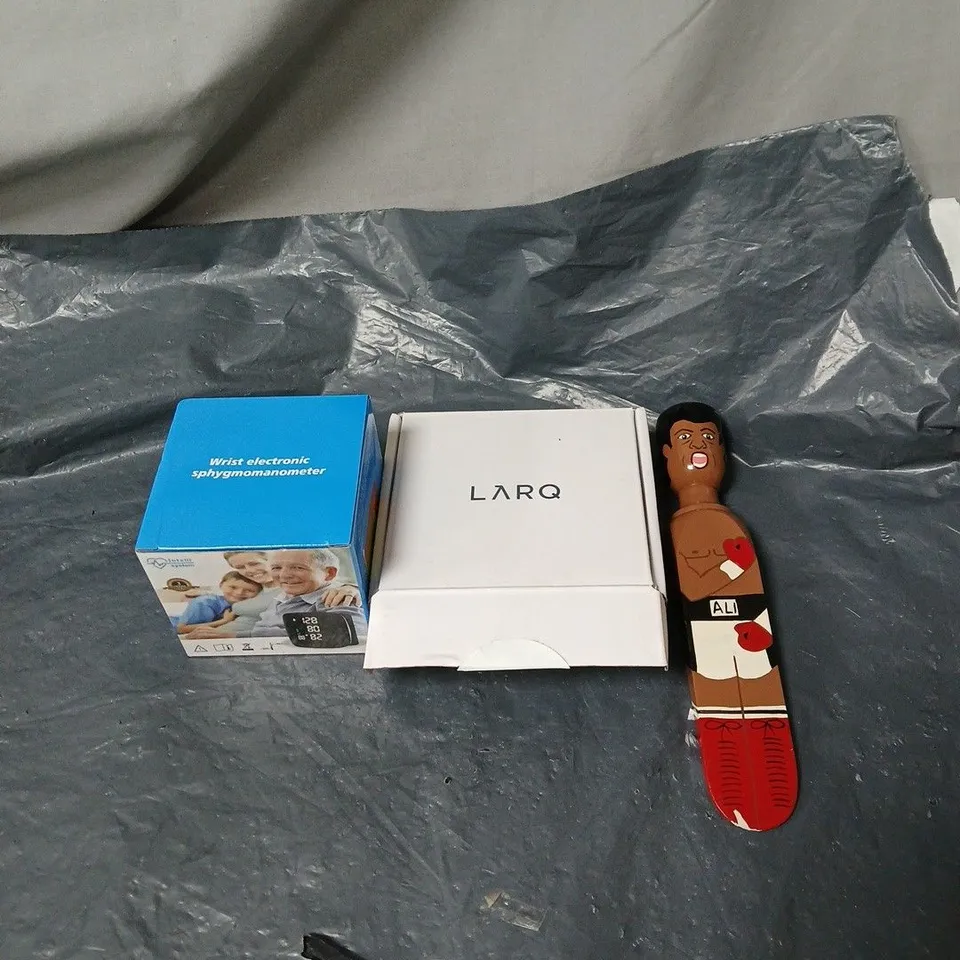 APPROXIMATLEY 15 ASSORTED ITEMS TO INCLUDE MUHAMMED ALI DOOR WEDGE, SPHYGMOMANOMETER, LARQ FILTER ETC