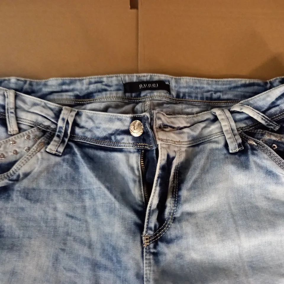 GUCCI IGHT WASH JEANS - 38