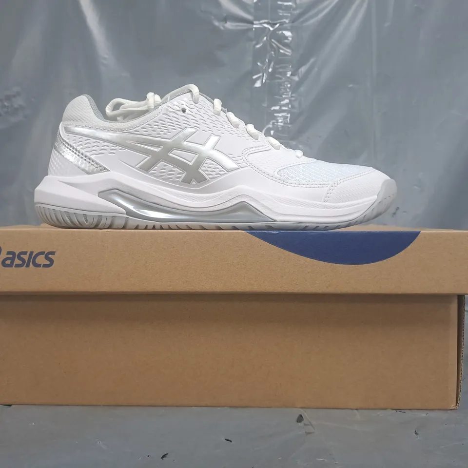 BOXED PAIR OF ASICS GEL-DEDICATE 8 WOMEN'S TRAINERS IN WHITE/SILVER SIZE UK 6