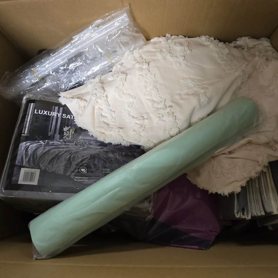 BOX OF APPROXIMATELY 12 ASSORTED ITEMS TO INCLUDE - MAGNETIC KNIFE RACK , LUXURY SATIN DUVET COVER SET , 3D WALLPAPER ETC