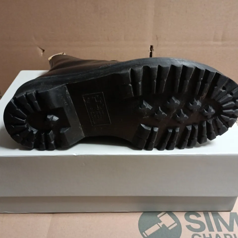 BOXED PAIR OF DR.MARTENS BLACK LEATHER COMBAT BOOTS - UK SIZE 6