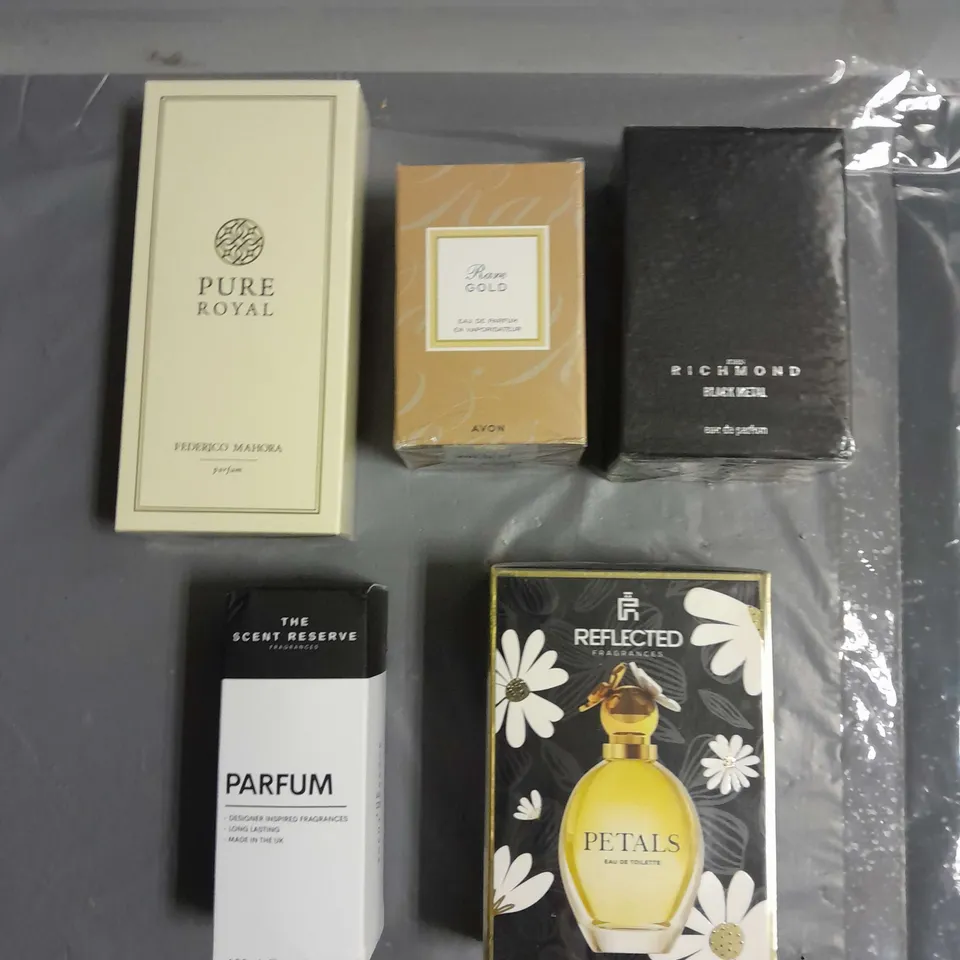 BOX OF APPROXIMATELY 5 ASSORTED BOXED FRAGRANCES TO INCLUDE - REFLECTED PETALS - JOHN RICHMOND BLACK METAL - FEDERICO MAHORA PURE ROYAL - ETC
