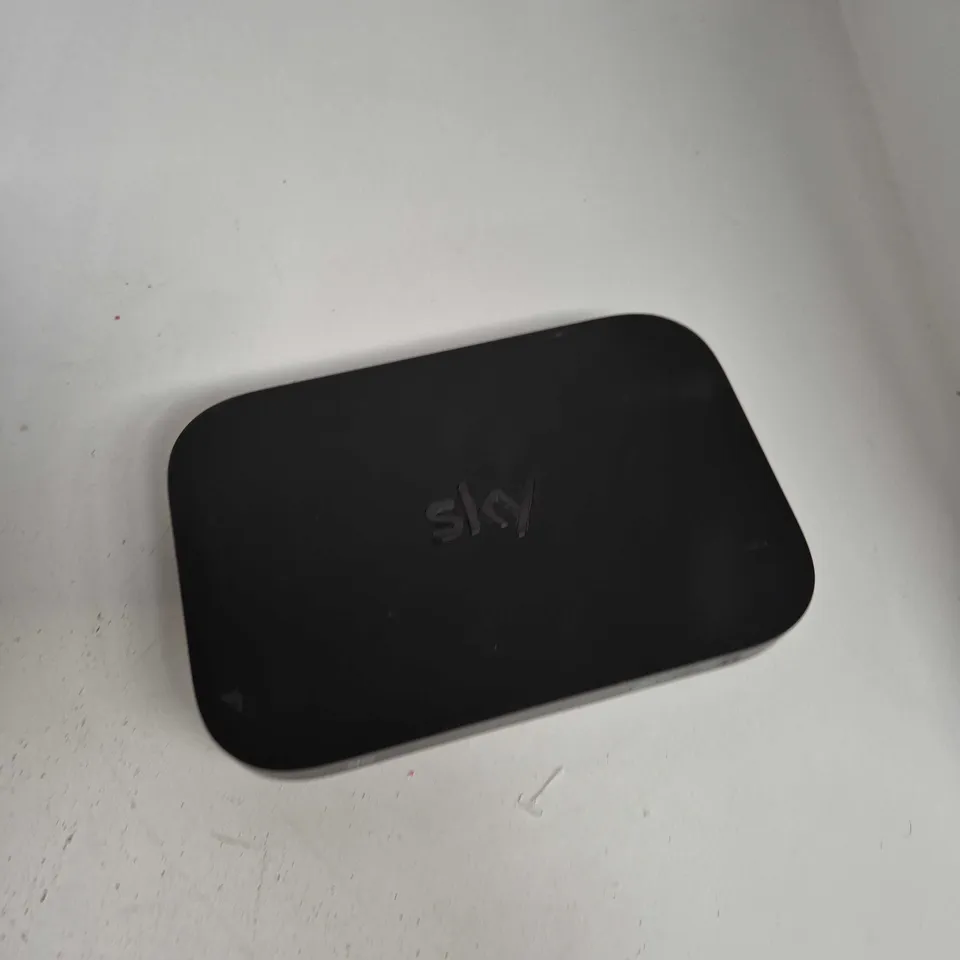 TOTE OF APPROXIMATELY 7 ASSORTED ITEMS TO INCLUDE: SKY ROUTER