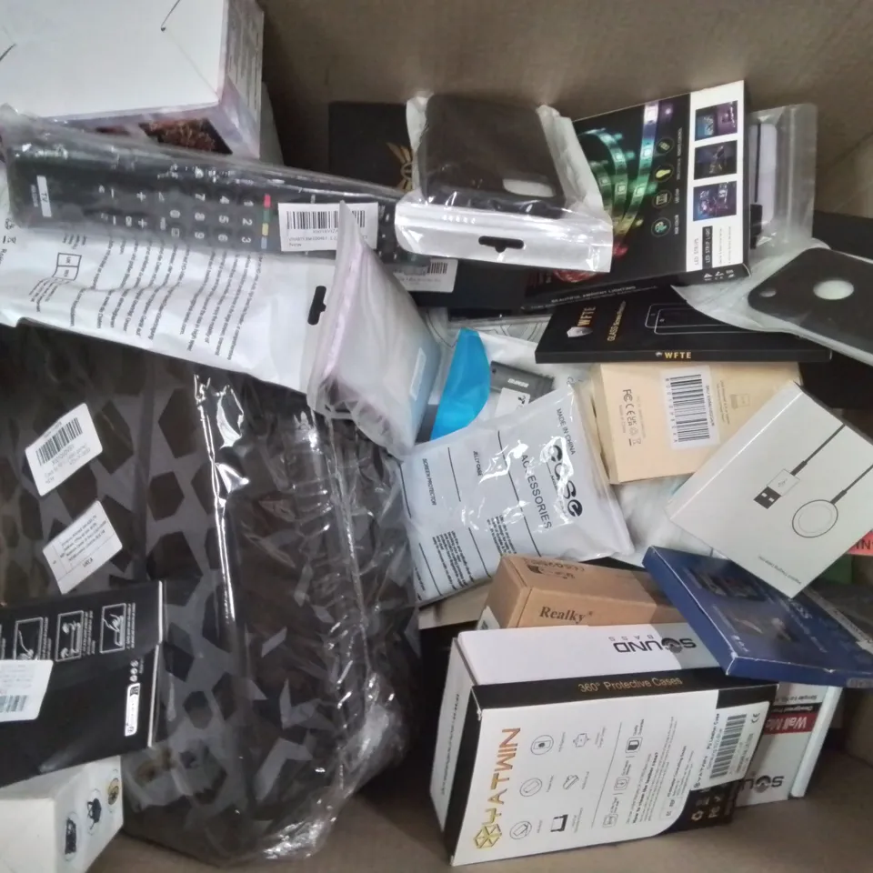 BOX CONTAINING LARGE AMOUNT OF BOXED ELECTRICAL ITEMS TO INCLUDE: HEADPHONES, SOLAR LIGHTS, PHONE CASES, LIGHT BULBS ETC.