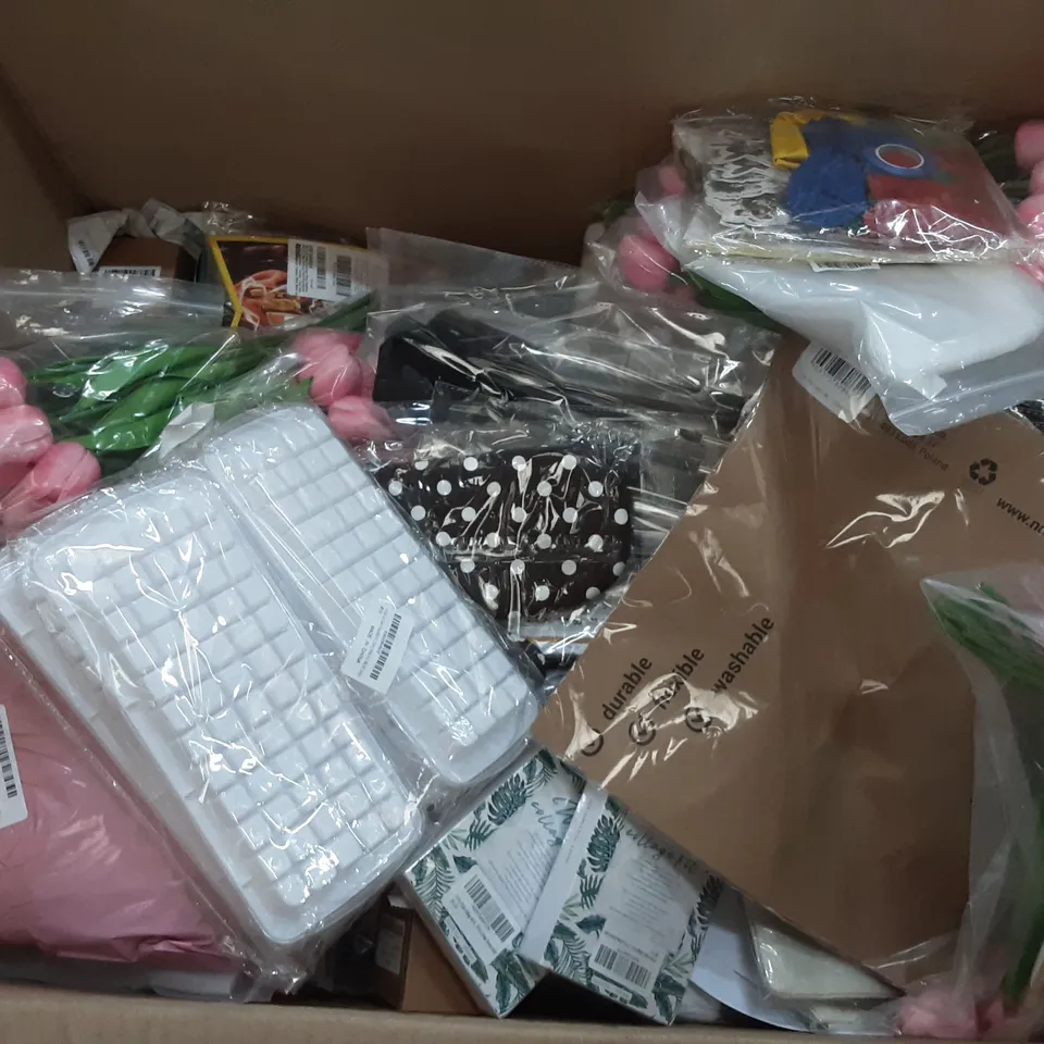 PALLET OF ASSORTED HOMEWARE ITEMS TO INCLUDE WAX MELTERS, COLLAGE KITS, BOXER SHORTS ETC