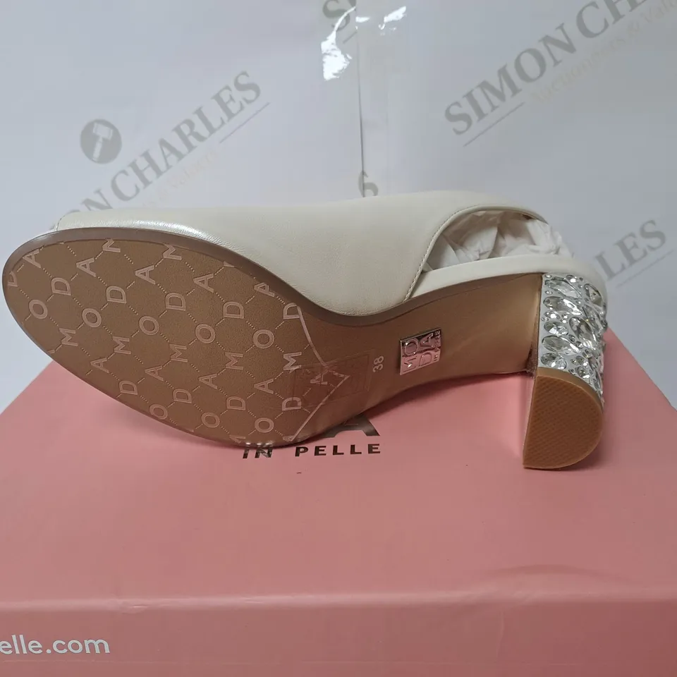 BOXED PAIR OF MODA IN PELLE MELONI IVORY LEATHER PEEP TOE JEWELLED HEEL SANDALS // SIZE: 5 UK