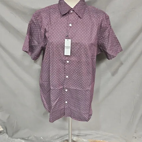 BURTON LONDON GEO PRINT SHORT SLEEVE SHIRT IN BURGUNDY SIZE XL