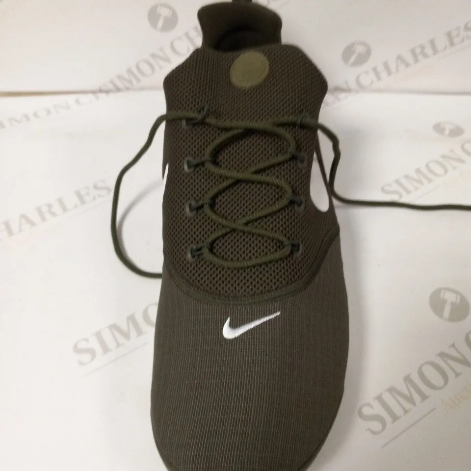 NIKE GREEN SIZE 9.5