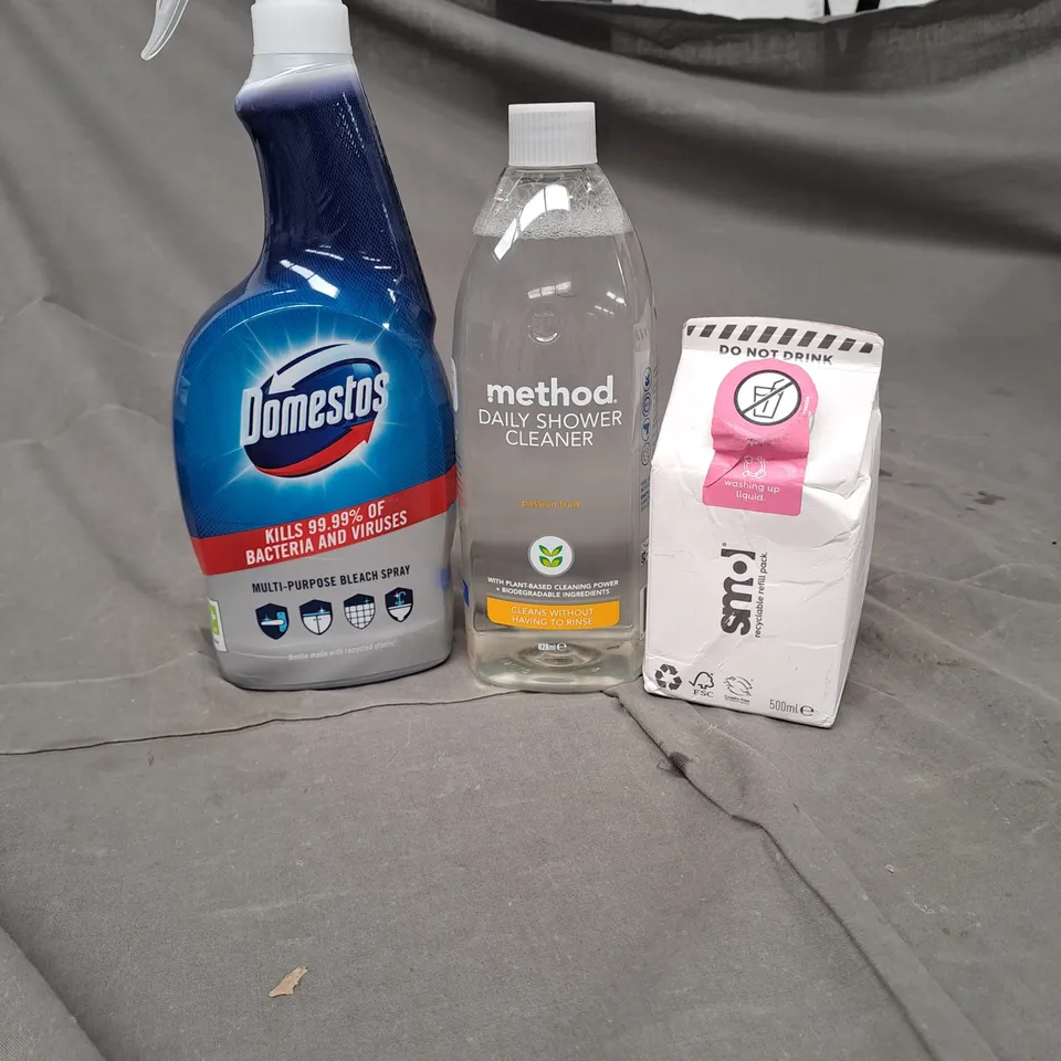 APPROXIMATELY 12 HOUSEHOLD CLEANING PRODUCTS TO INCLUDE DOMESTOS BLEACH SPRAY, METHOD SHOWER CLEANER AND SMOL WASHING UP LIQUID