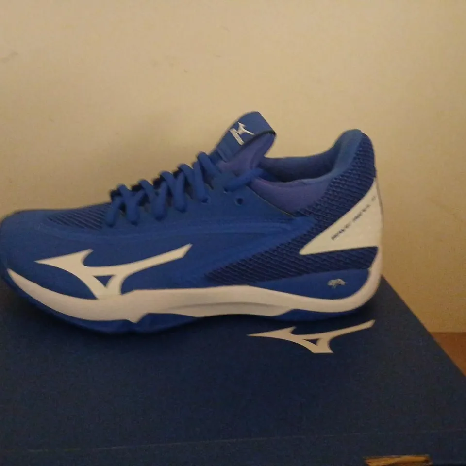 MIZUNO WAVE IMPULSE CC TENNIS SHOES – UK 6 (US 8.5) – BLUE