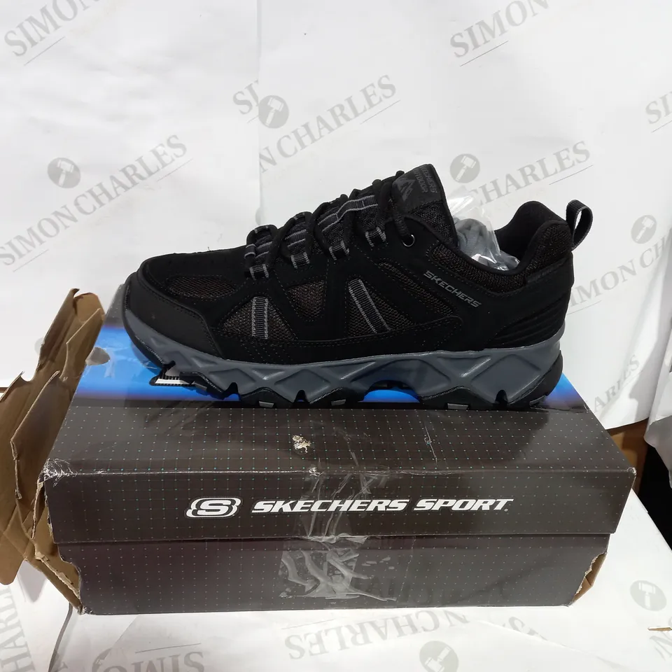 BOXED PAIR OF BLACK SKETCHERS SPORT - SIZE 10