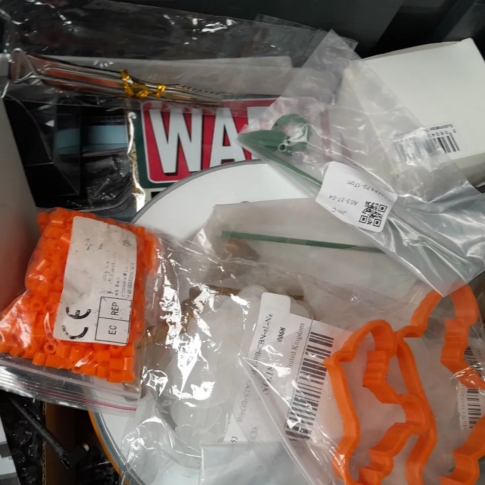 APPROXIMATELY 20 ASSORTED HOUSEHOLD ITEMS TO INCLUDE MEDIUM COMB, BRISTLE PAD, ETC