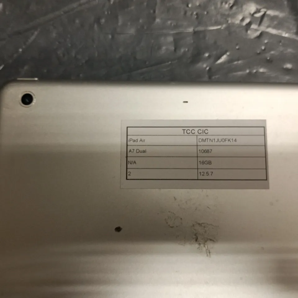 APPLE IPAD AIR (1ST GEN) 9.7IN 16GB - WHITE BEZEL, SILVER BACK (WI-FI)