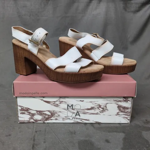 BOXED PAIR OF MODA IN PELLE BLOCK HEEL SANDALS IN WHITE SIZE 7
