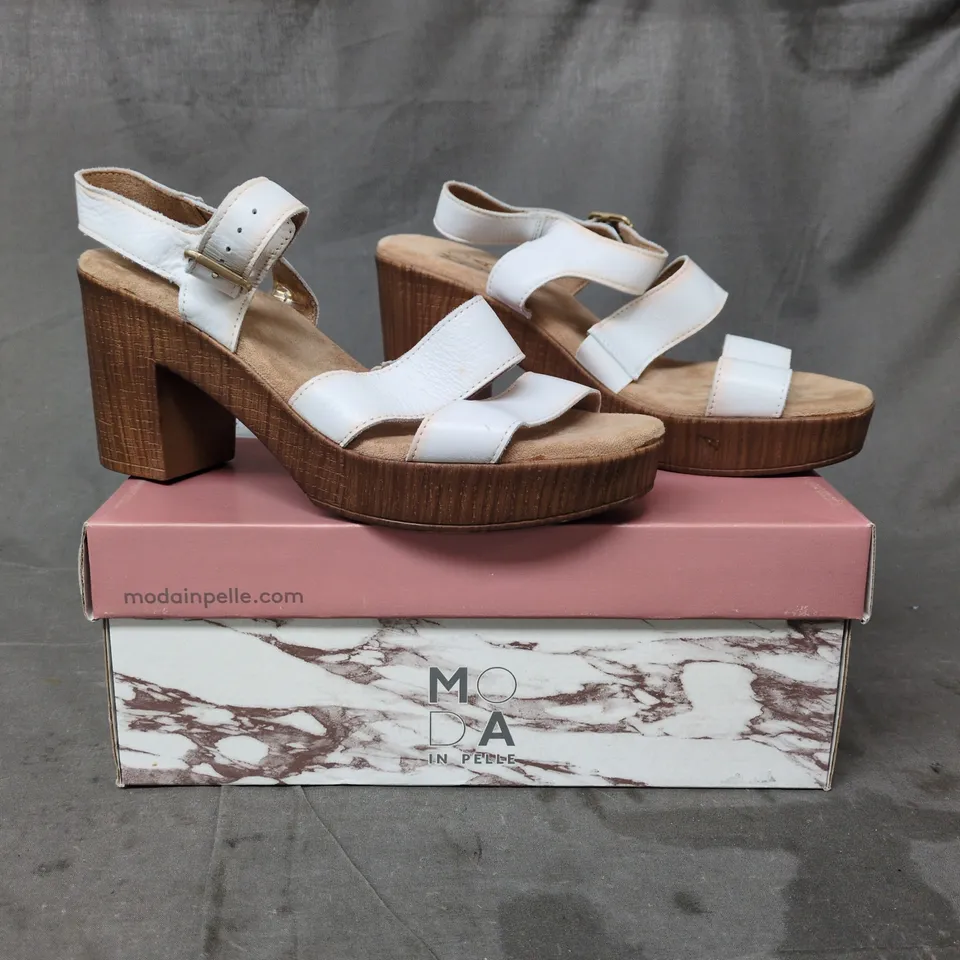 BOXED PAIR OF MODA IN PELLE BLOCK HEEL SANDALS IN WHITE SIZE 7