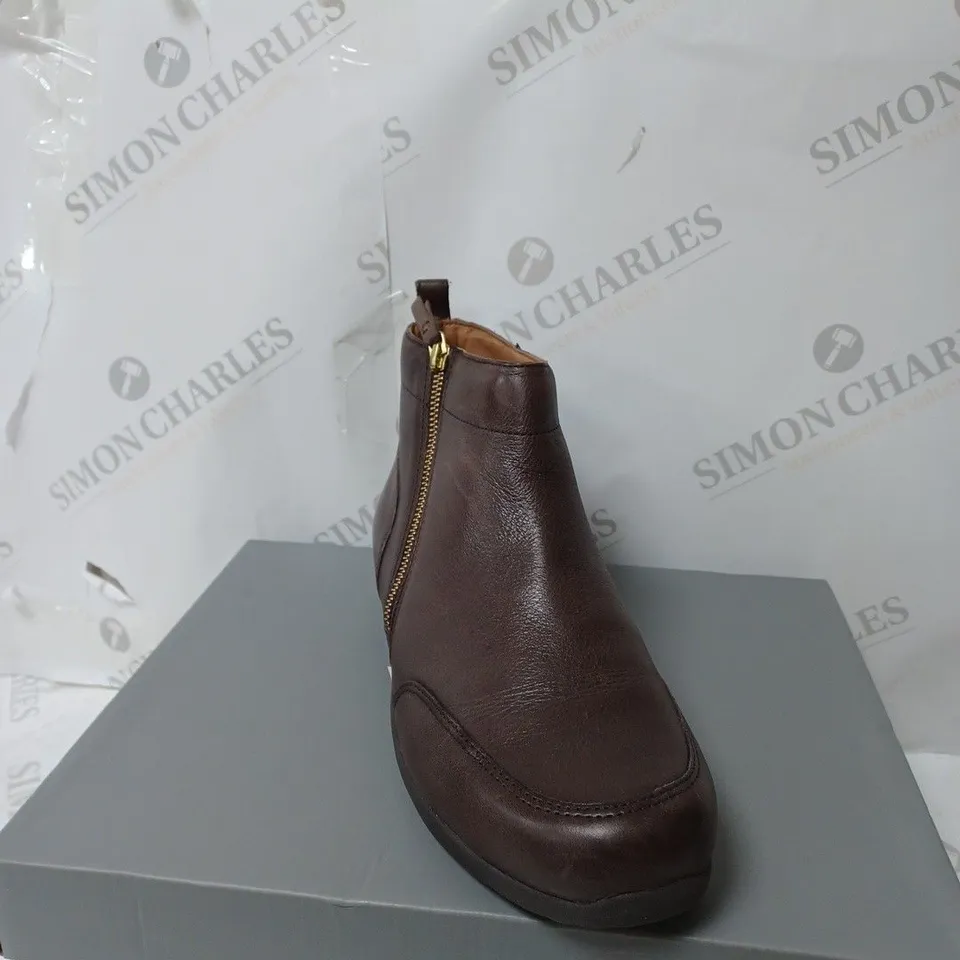 VIONIC LOIS FULL GRAIN CHUKKA FLAT BOOT - SIZE 7