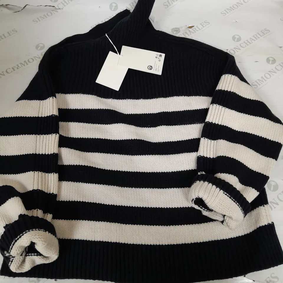 COS TURTLE NECK WITH BUTTON SIDE - SMALL