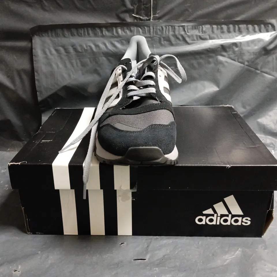 BOXED PAIR OF ADIDAS ZX 600 TRAINERS IN BLACK/GREY SIZE UK 11