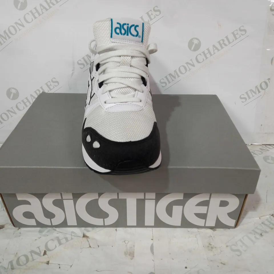 BOXED PAIR OF ASICSTIGER GEL-LYTE TRAINERS IN WHITE/BLACK UK SIZE 9