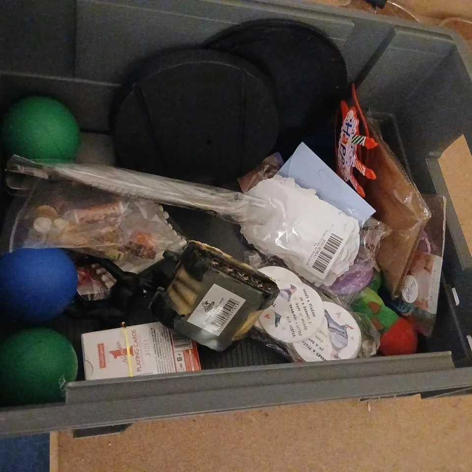 LARGE QUANTITY OF ASSORTED TOYS AND ACCESSORIES TO INCLUDE; WADDINGTONS PLAYING CARDS, SCENTERED CHANGE OF PACE PUZZLE, NEE DOH JELLY SQUISH AND SQUEEZY DUMPLINGS