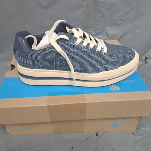 BOXED PAIR OF CLARKS CLOUD STEPPERS IN BLUE SIZE UK 5 