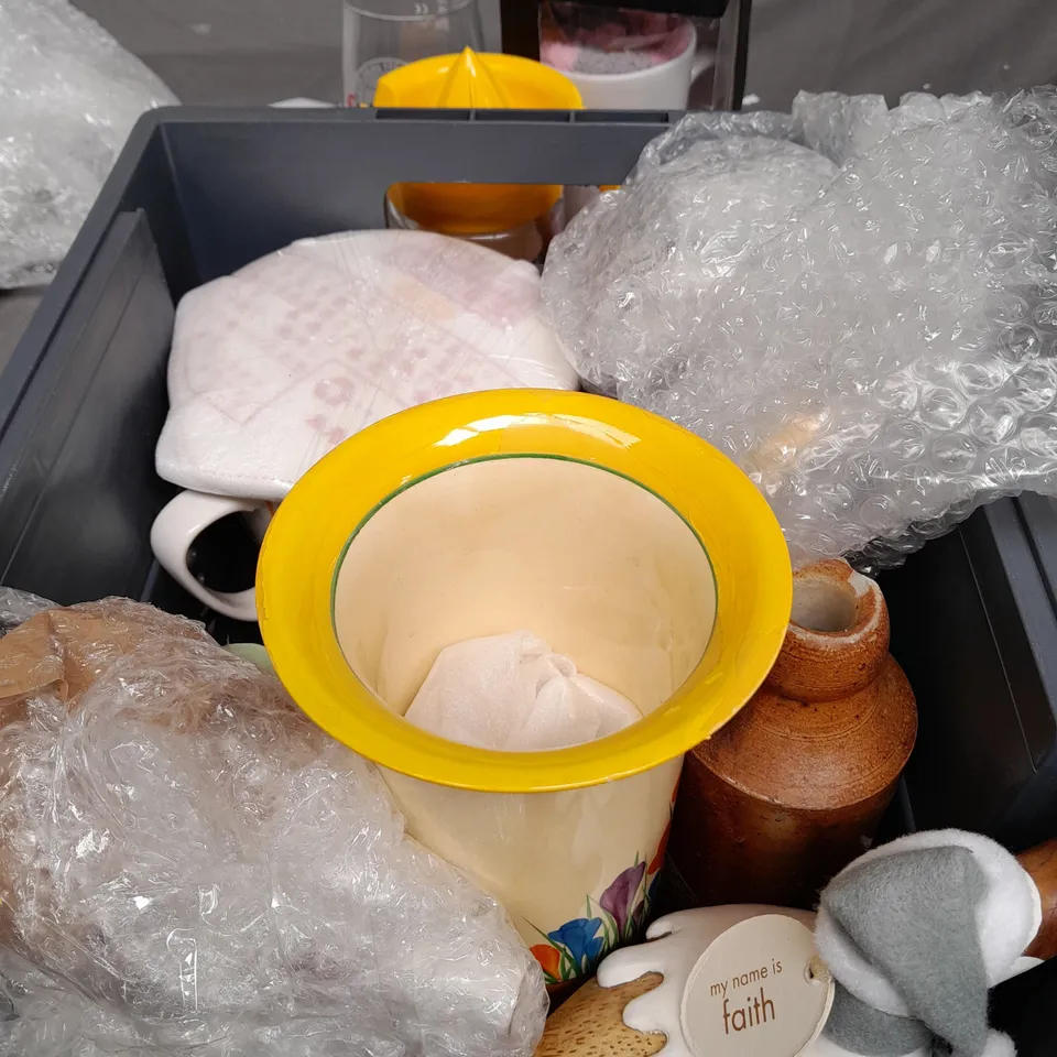 BOX OF ASSORTED HOUSE HOLD ITEMS TO INCLUDE CUPS , MUGS AND VASES 