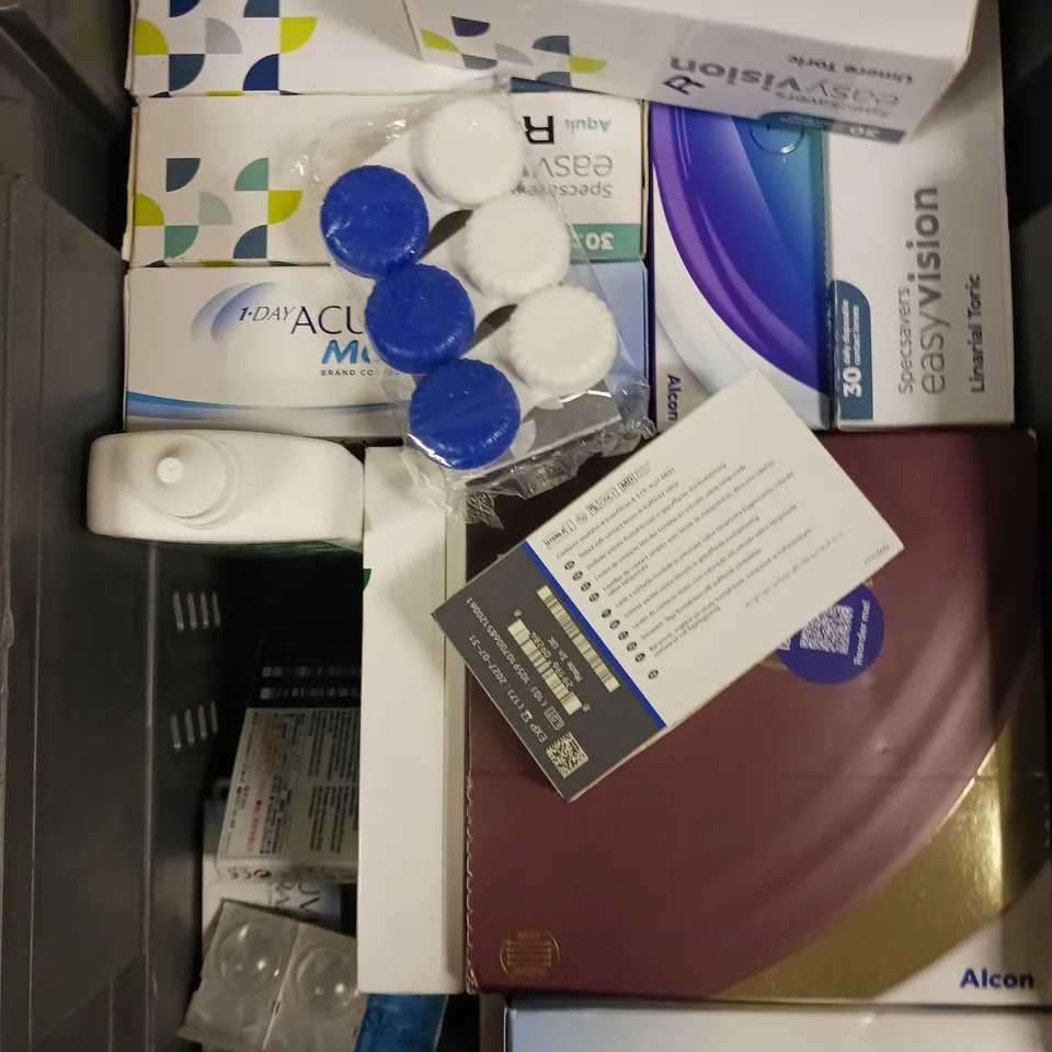 APPROXIMATELY 30 ASSORTED CONTACT LENS PRODUCTS & ACCESSORIES TO INCLUDE SOLUTION, CONTAINERS, LENSES ETC 