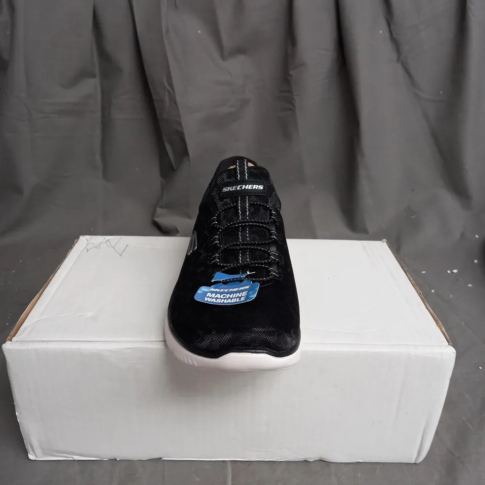 BOXED SKECHERS SUMMITS BUNGEE TRAINER SIZE 5.5