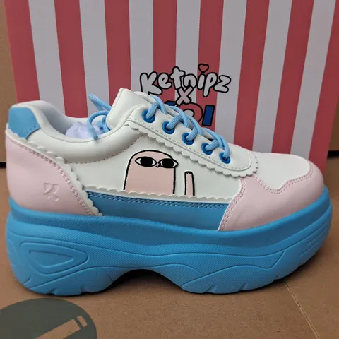 BRAND NEW BOXED KOI KETNIPZ BEAN SAYS HI CHUNKY TRAINERS IN BLUE - UK 6