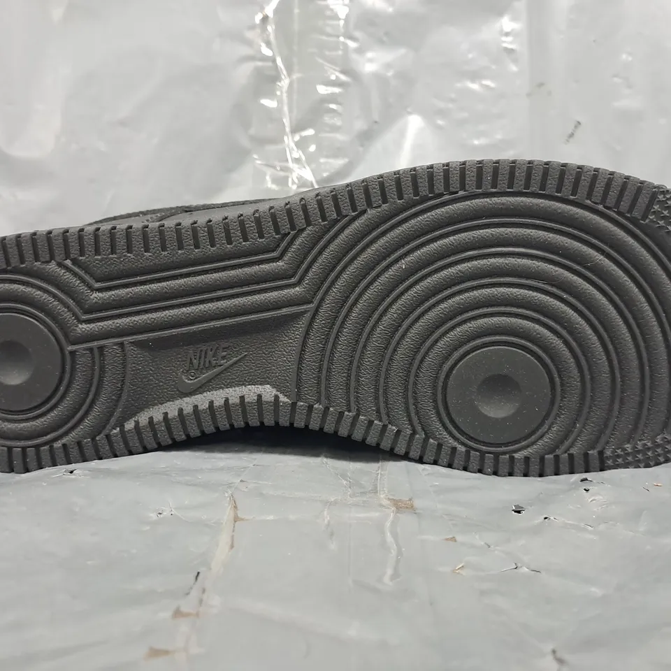 BOXED PAIR OF NIKE AIR FORCE 1 '07 SHOES IN BLACK SIZE UK 8