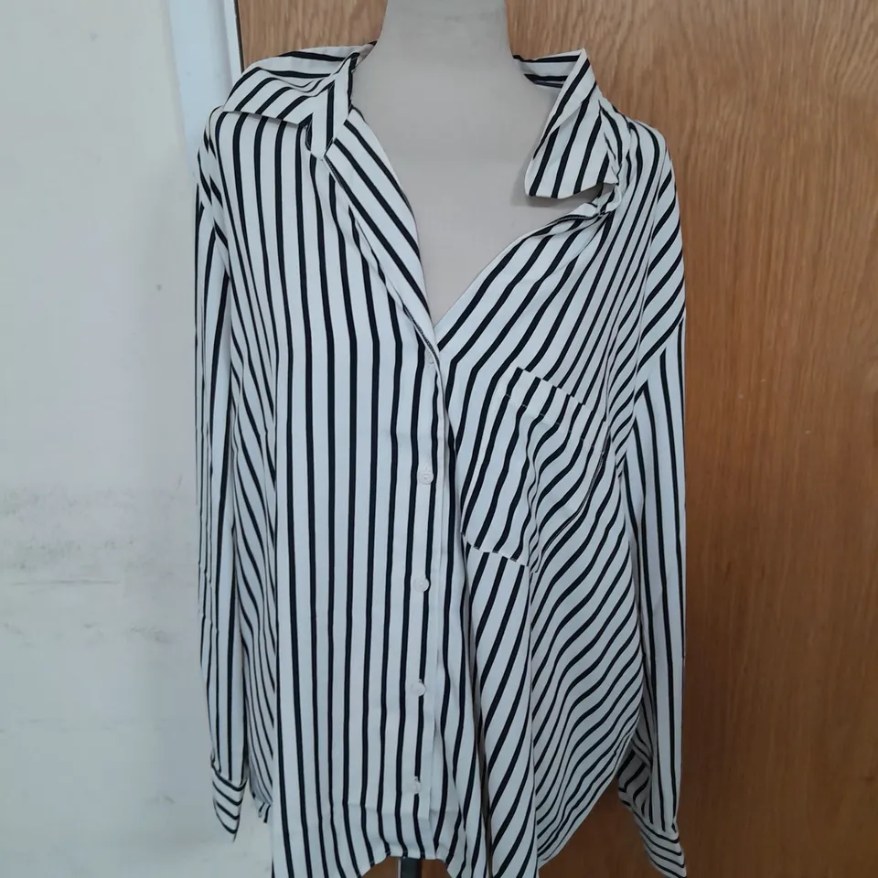 RIVER ISLAND BUTTON UP SHIRT IN BLACK AND WHITE STRIPED SIZE 24