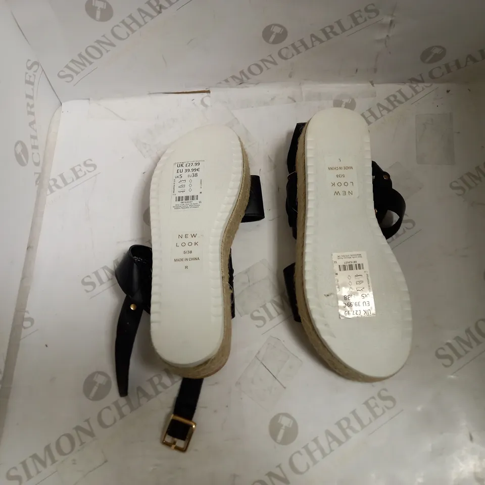 NEW LOOPK SIZE 5 POMPOM SANDAL 