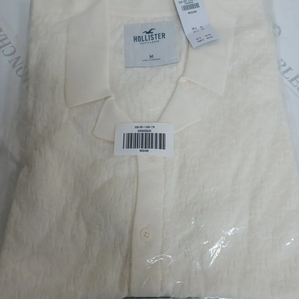 BAGGED HOLLISTER CREAM SHORT SLEEVE SHIRT - M