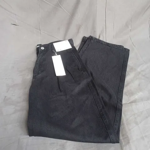 UNIQLO PLEATED DENIM PANTS IN WASHED BLACK SIZE W24