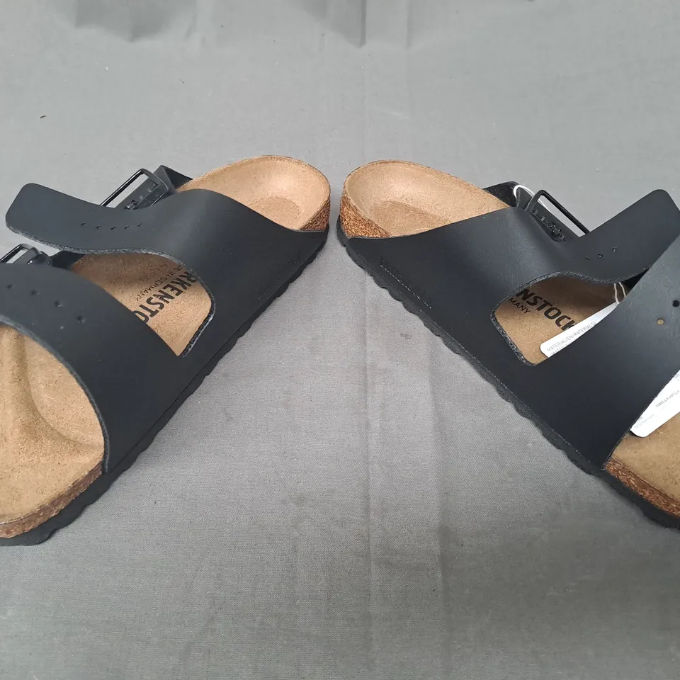 BOXED PAIR OF BIRKENSTOCK ARIZONA BS OPEN TOE SANDALS IN BLACK UK SIZE 4.5