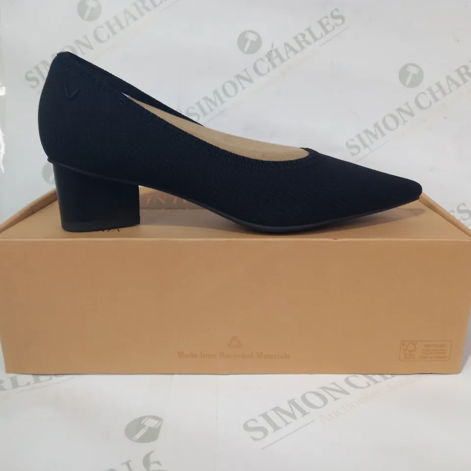 BOXED PAIR OF VIVALA SLIP-ON LOW BLOCK HEEL SHOES IN BLACK EU SIZE 38.5