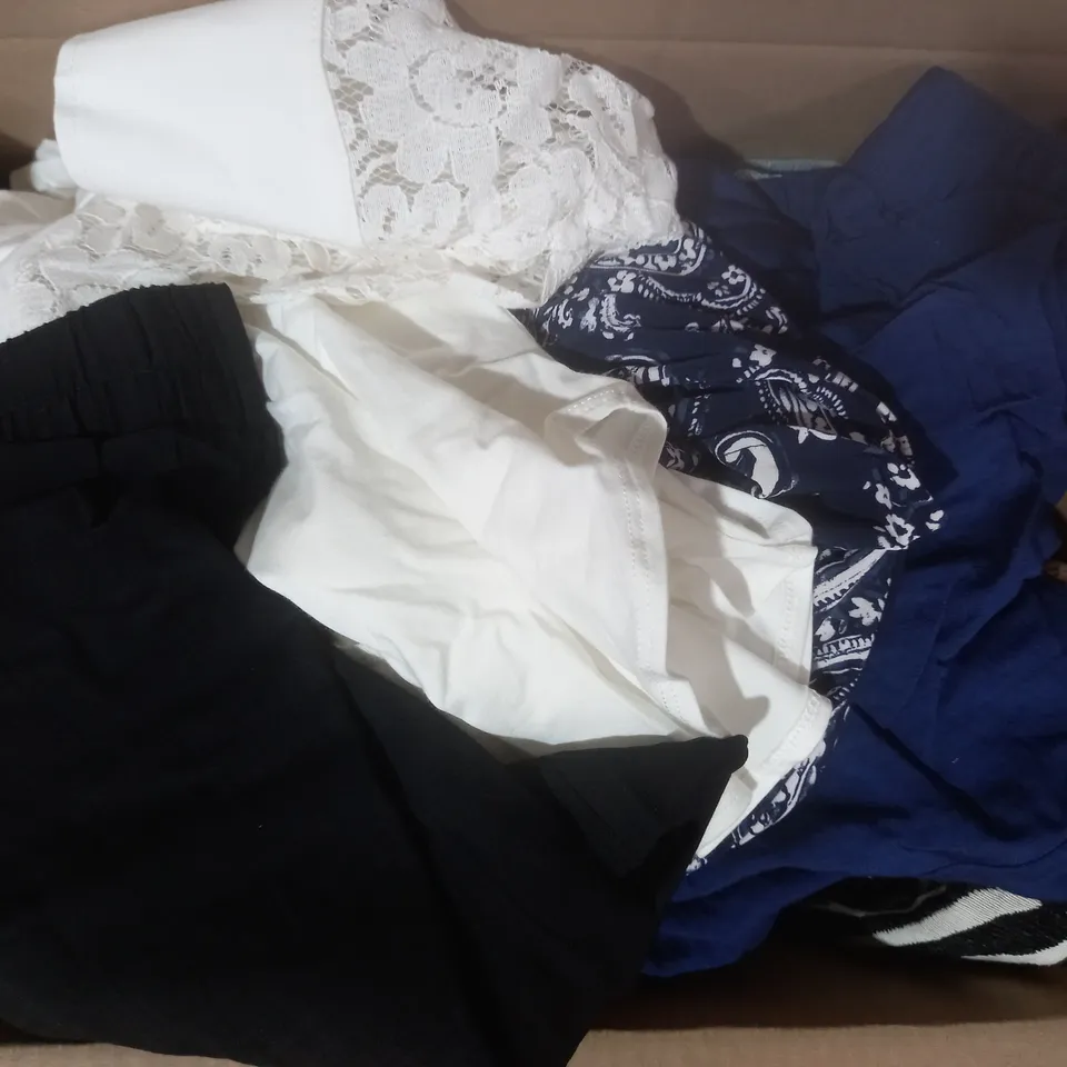 BOX OF APPROXIMATELY 15 ASSORTED CLOTHING AND FASHION ITEMS IN VARIOUS STYLES AND SIZES TO INCLUDE D & CO, DANNI MINOGUE, WYNNE LAYERS, ETC