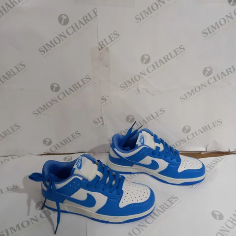 UNBIXED PAIR OF NIKE BLUE DUNKS SIZE 5.5