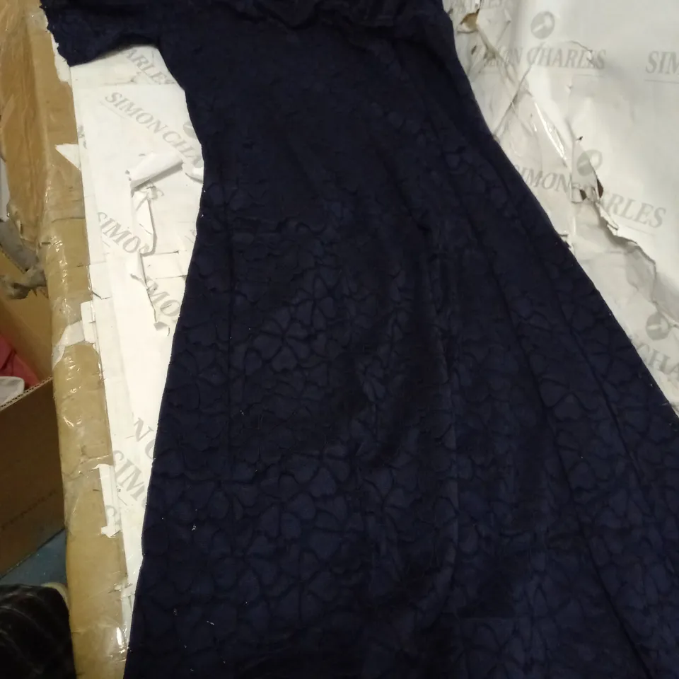 LOT OF APPROXIMATELY 5 ASSORTED CLOTHING ITEMS
