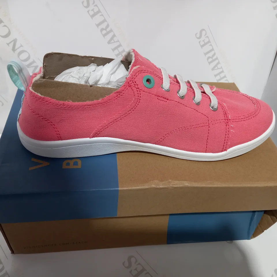 BOXED PAIR OF VIONIC BEACH SEA CORAL PUMP - SIZE 7