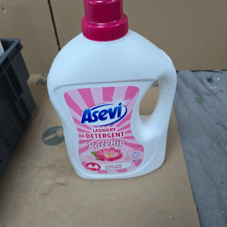TOTE OF APPROXIMATELY 7 ASSORTED LIQUIDS TO INCLUDE:  ASEVI LAUNDRY DETERGENT 44 WASHES 