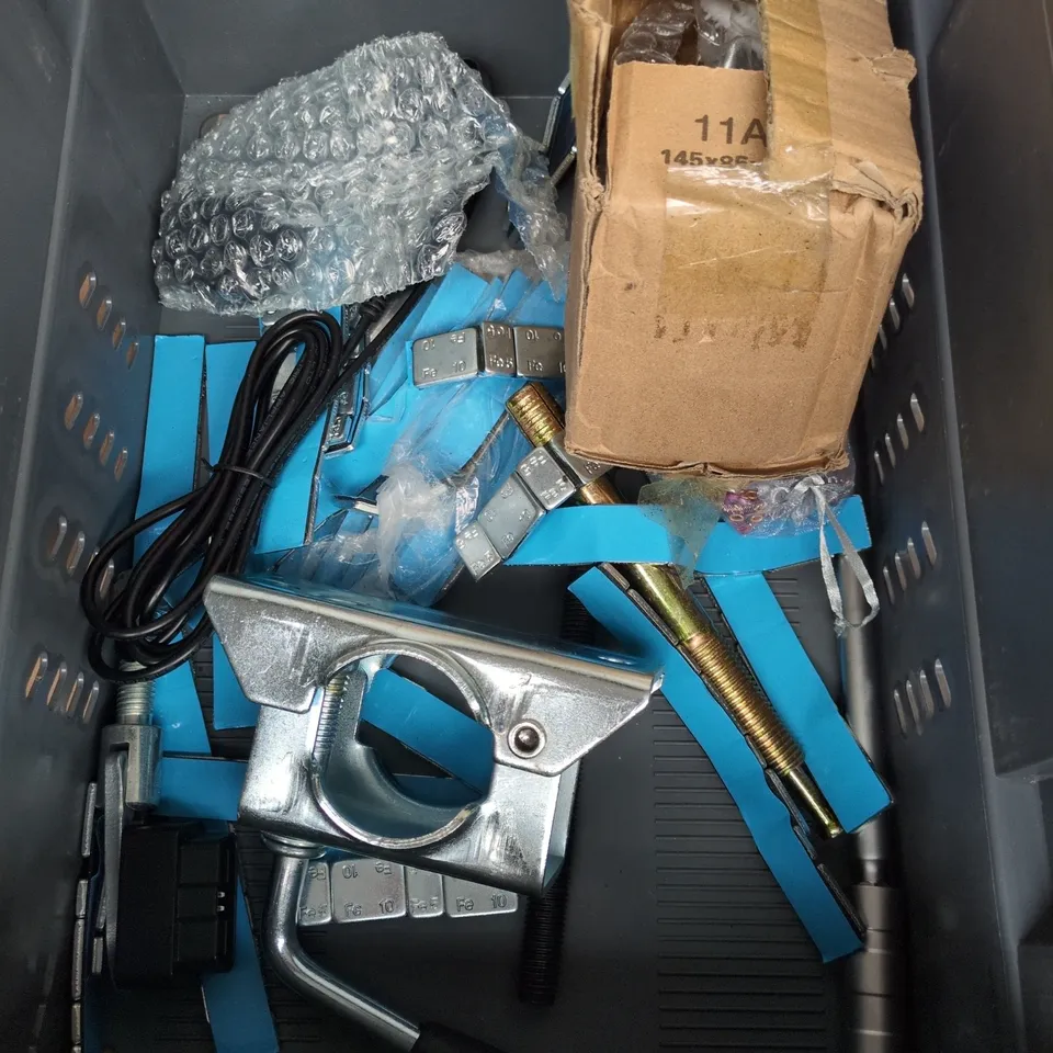 APPROXIMATELY 10 ASSORTED VEHICLE PARTS/ACCESSORIES TO INCLUDE WHEEL BEARING WEIGHTS, TYRE REPAIR KIT, CHARGING CABLE ETC