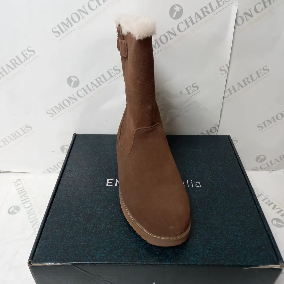 BOXED PAIR OF EMU ELECTRA WATERPROOF SUEDE BOOTS IN OAK/CHENE - SIZE W8/M8