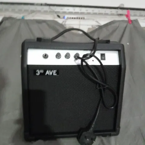 3RD AVENUE 15 WATT BASS GUITAR AMPLIFIER