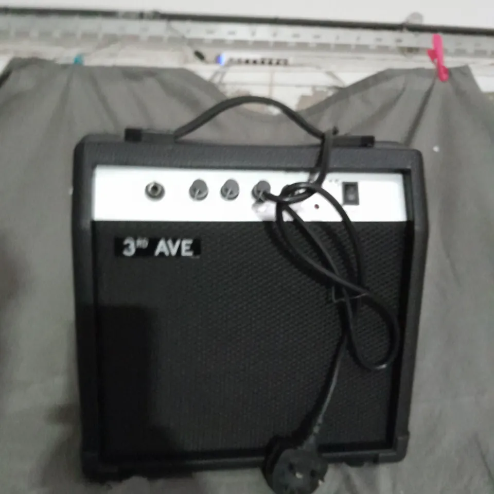 3RD AVENUE 15 WATT BASS GUITAR AMPLIFIER RRP £70